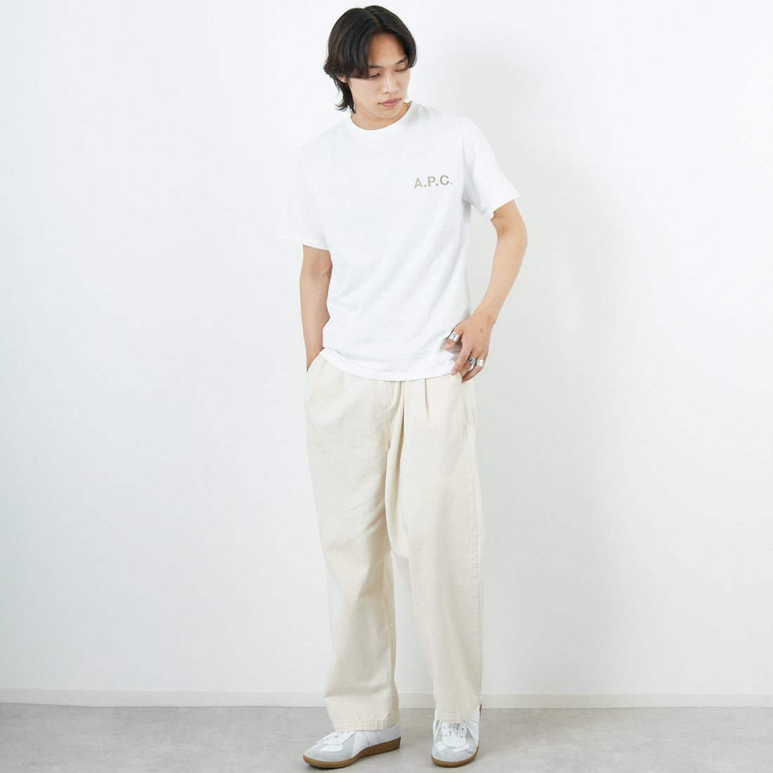 A.P.C. [アー・ペー・セー] 別注 ロゴ刺繍Tシャツ [BRODE-LOGO-JF]  WHT/BGE &&モデル身長：179cm 着用サイズ：L&&