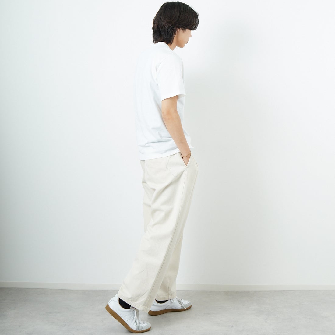 A.P.C. [アー・ペー・セー] 別注 ロゴ刺繍Tシャツ [BRODE-LOGO-JF]  WHT/BGE &&モデル身長：179cm 着用サイズ：L&&