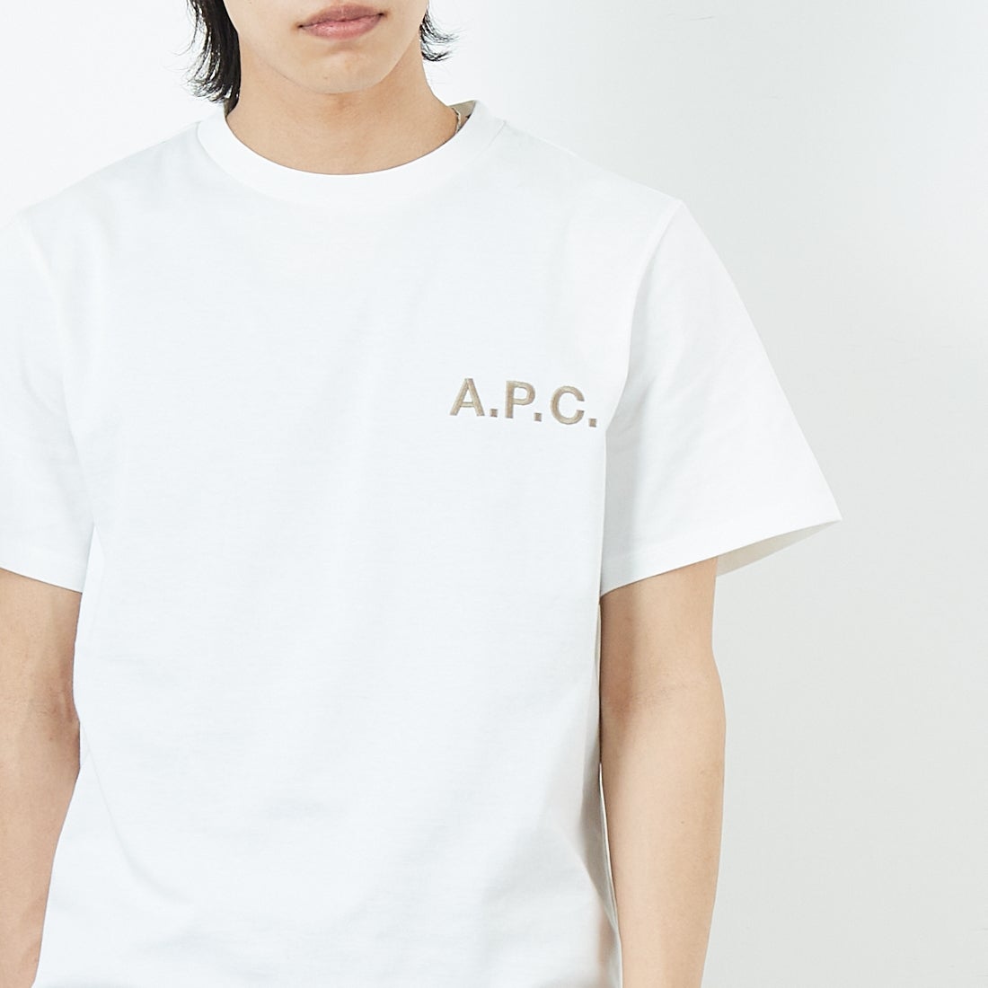 A.P.C. [アー・ペー・セー] 別注 ロゴ刺繍Tシャツ [BRODE-LOGO-JF]  WHT/BGE &&モデル身長：179cm 着用サイズ：L&&