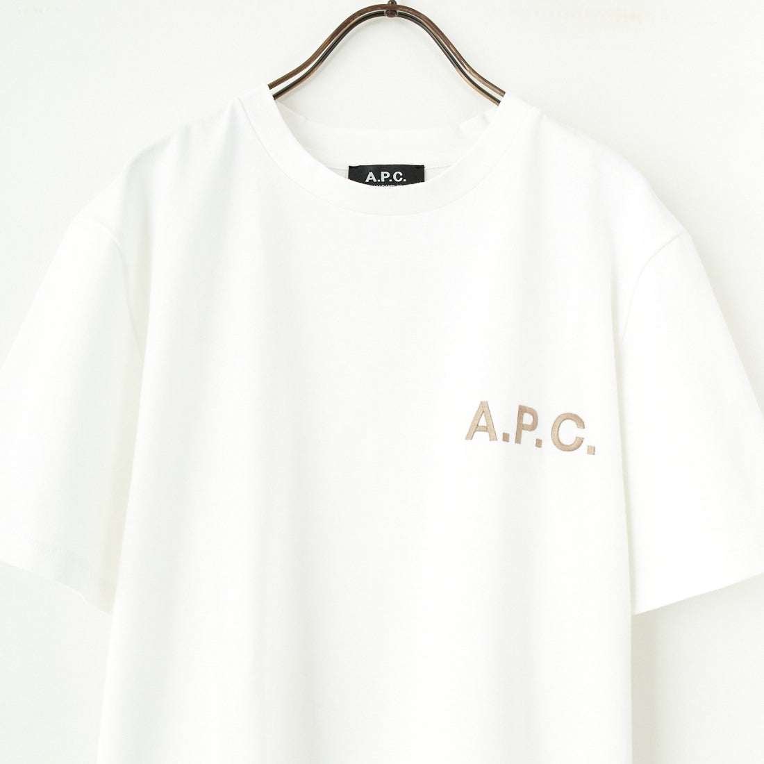 A.P.C. [アー・ペー・セー] 別注 ロゴ刺繍Tシャツ [BRODE-LOGO-JF]  WHT/BGE