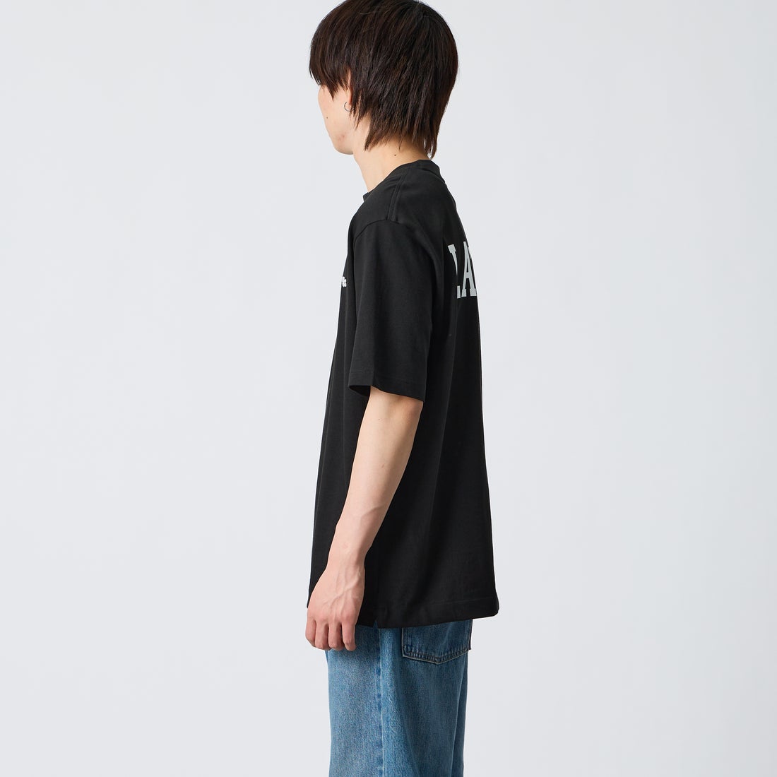 LACOSTE [ラコステ] バックプリントベーシックTシャツ [TH4705] 031 BLACK &&モデル身長：177cm 着用サイズ：4&&