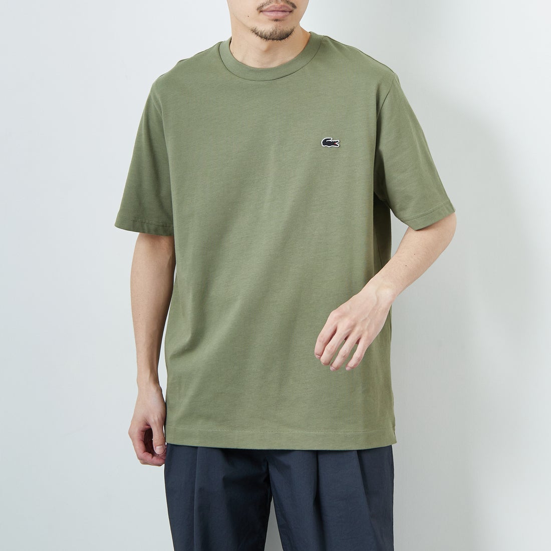 LACOSTE [ラコステ] バックプリントベーシックTシャツ [TH4705] BMY KHAKI &&モデル身長：168cm 着用サイズ：3&&