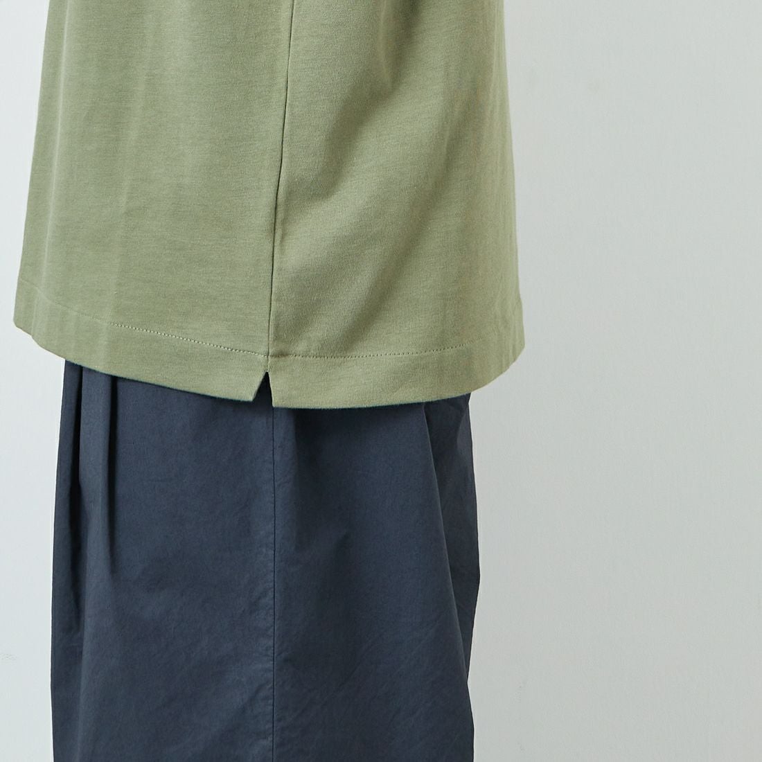 LACOSTE [ラコステ] バックプリントベーシックTシャツ [TH4705] BMY KHAKI &&モデル身長：168cm 着用サイズ：3&&