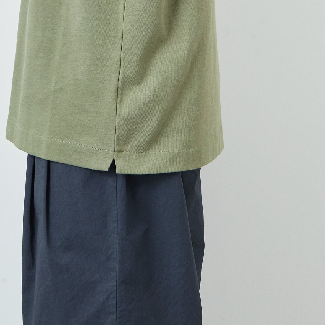 LACOSTE [ラコステ] バックプリントベーシックTシャツ [TH4705] BMY KHAKI &&モデル身長：168cm 着用サイズ：3&&