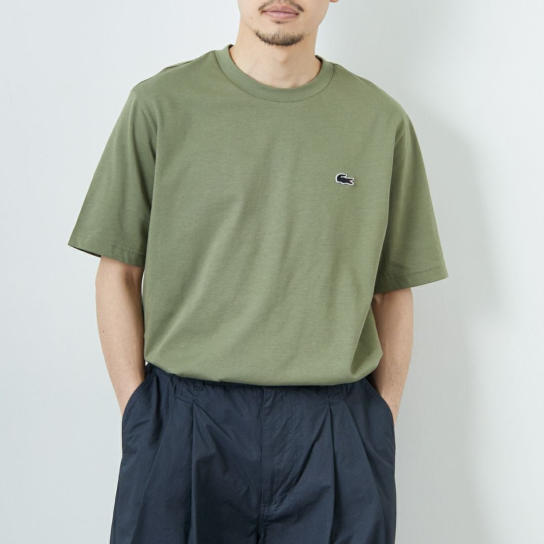LACOSTE [ラコステ] バックプリントベーシックTシャツ [TH4705] BMY KHAKI &&モデル身長：168cm 着用サイズ：3&&