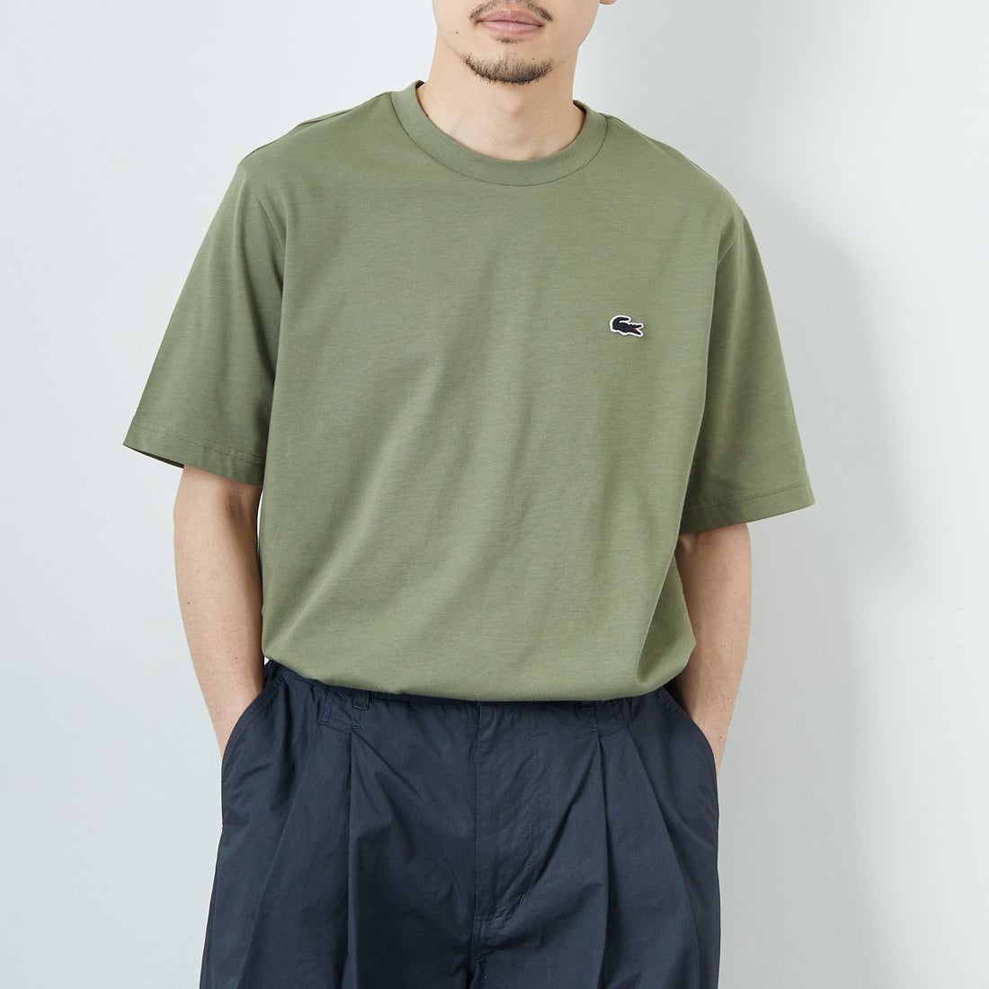 LACOSTE [ラコステ] バックプリントベーシックTシャツ [TH4705] BMY KHAKI &&モデル身長：168cm 着用サイズ：3&&