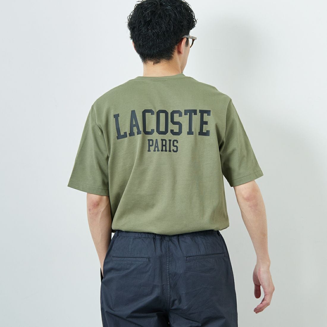 LACOSTE [ラコステ] バックプリントベーシックTシャツ [TH4705] BMY KHAKI &&モデル身長：168cm 着用サイズ：3&&