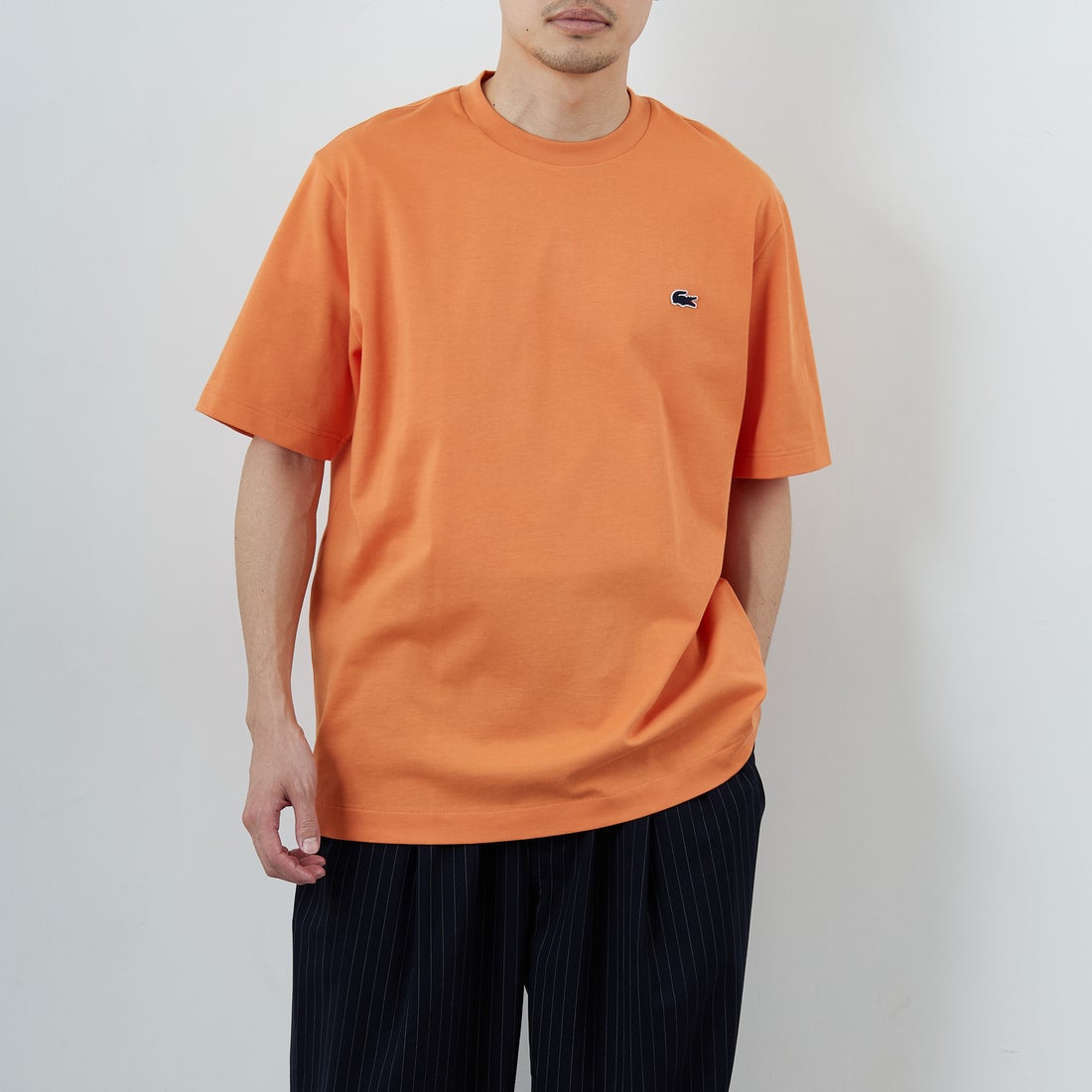 LACOSTE [ラコステ] バックプリントベーシックTシャツ [TH4705] IY0 BLOSSO &&モデル身長：168cm 着用サイズ：4&&