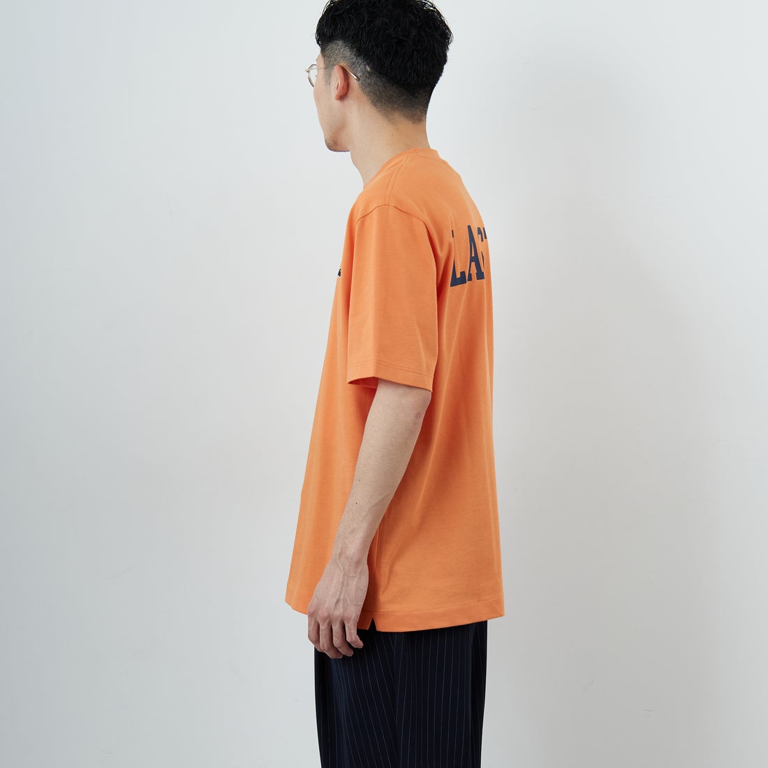 LACOSTE [ラコステ] バックプリントベーシックTシャツ [TH4705] IY0 BLOSSO &&モデル身長：168cm 着用サイズ：4&&