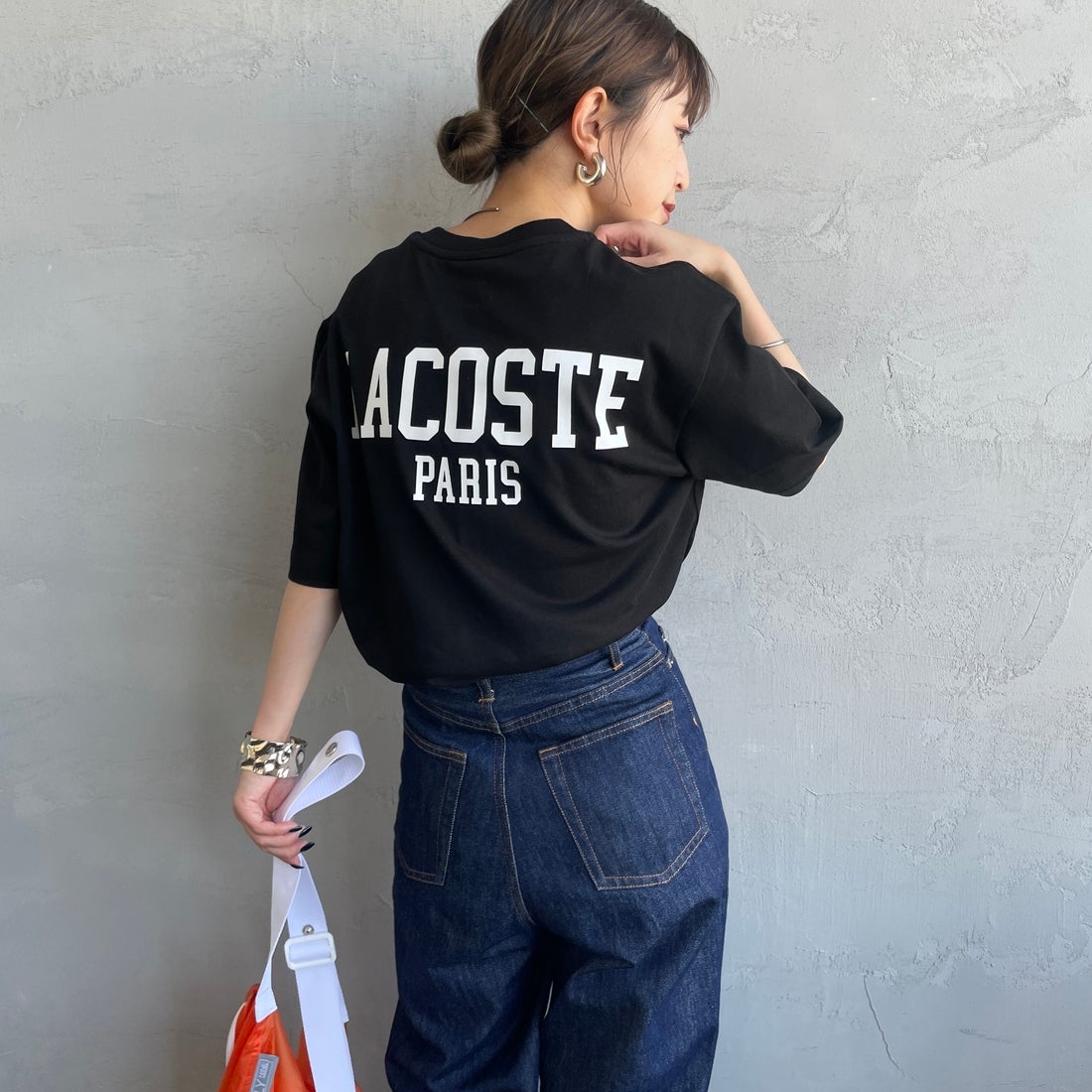 LACOSTE [ラコステ] バックプリントベーシックTシャツ [TH4705] 031 BLACK &&モデル身長：150cm 着用サイズ：2&&