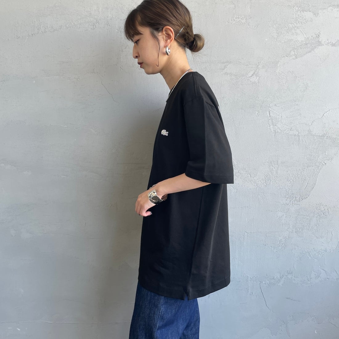 LACOSTE [ラコステ] バックプリントベーシックTシャツ [TH4705] 031 BLACK &&モデル身長：150cm 着用サイズ：2&&