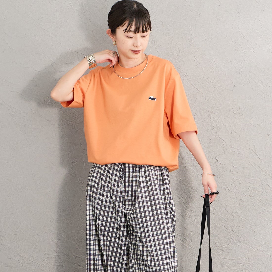 LACOSTE [ラコステ] バックプリントベーシックTシャツ [TH4705] IY0 BLOSSO&&モデル身長：150cm 着用サイズ：2&&
