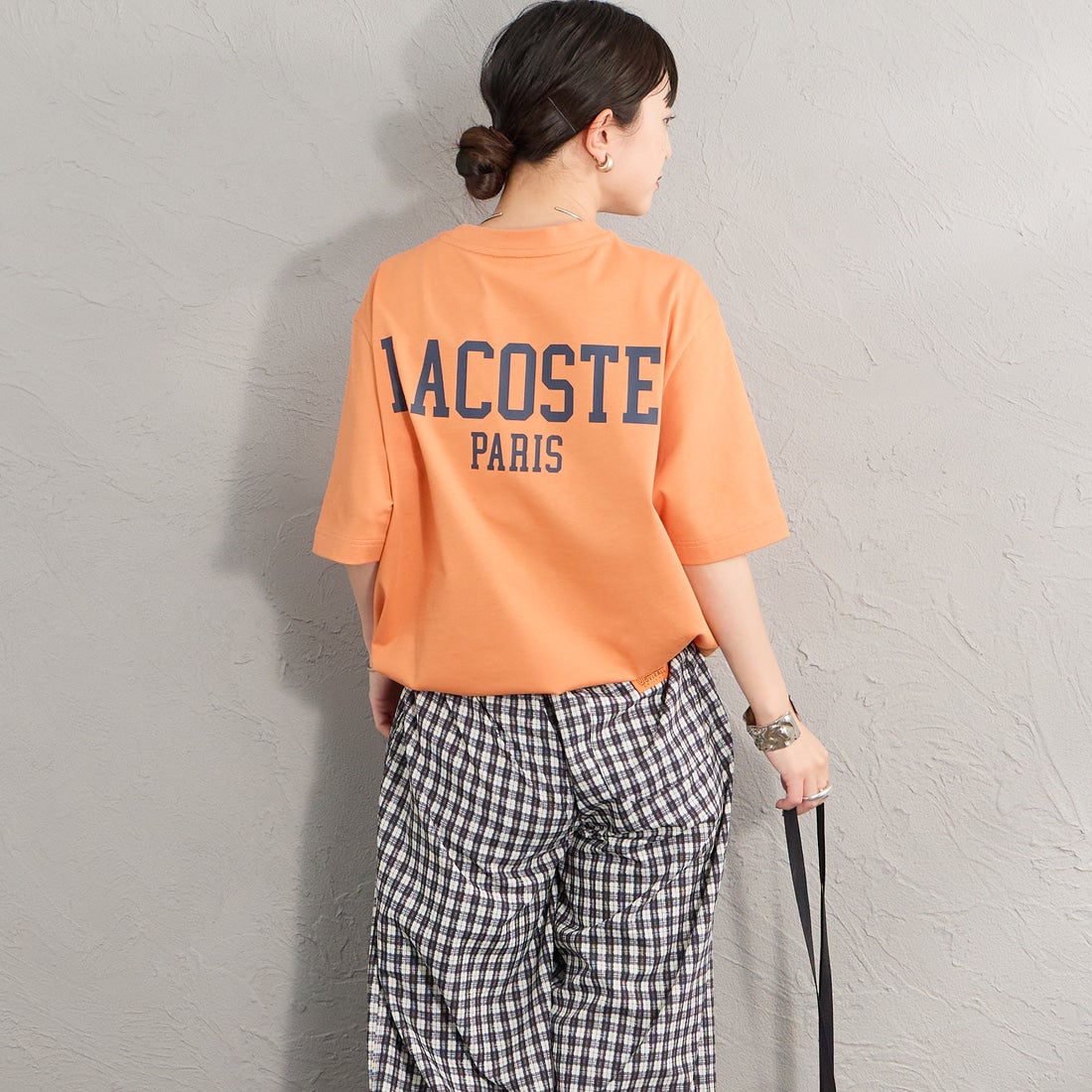 LACOSTE [ラコステ] バックプリントベーシックTシャツ [TH4705] IY0 BLOSSO&&モデル身長：150cm 着用サイズ：2&&