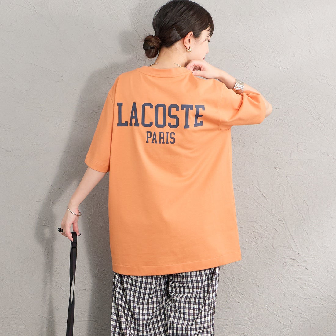 LACOSTE [ラコステ] バックプリントベーシックTシャツ [TH4705] IY0 BLOSSO&&モデル身長：150cm 着用サイズ：2&&