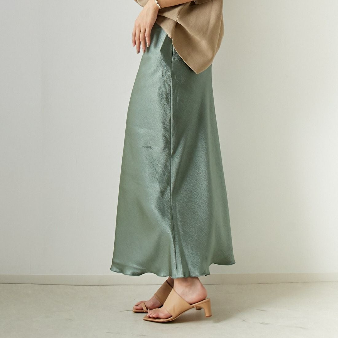 dolly-sean [ドリーシーン] クレーターサテン バイヤスフレアスカート [M-8110] 720 ｸﾞﾘｰﾝ &&モデル身長：167cm 着用サイズ：0&&