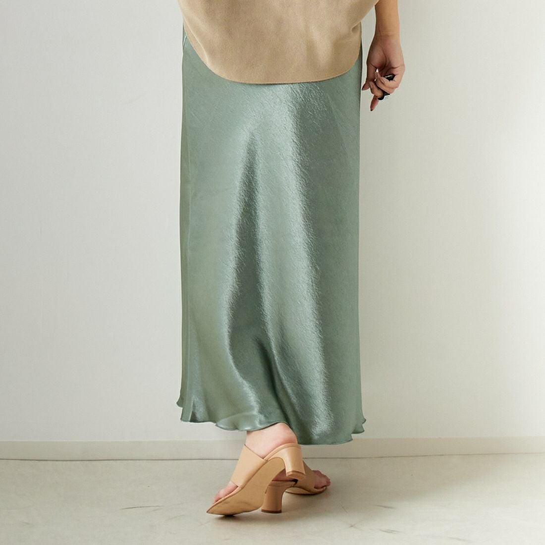 dolly-sean [ドリーシーン] クレーターサテン バイヤスフレアスカート [M-8110] 720 ｸﾞﾘｰﾝ &&モデル身長：167cm 着用サイズ：0&&