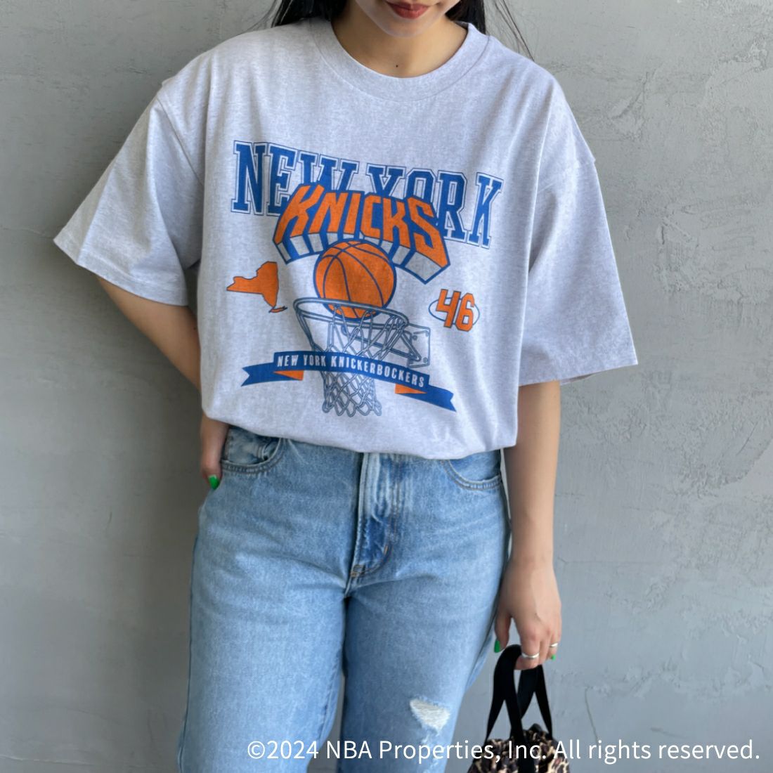 OFF THE COURT BY NBA [オフ ザ コート バイ エヌビーエー] 別注 チームTシャツ [JF-24SS-002-JF] ASH KNICKS &&モデル身長：156cm 着用サイズ：S&&