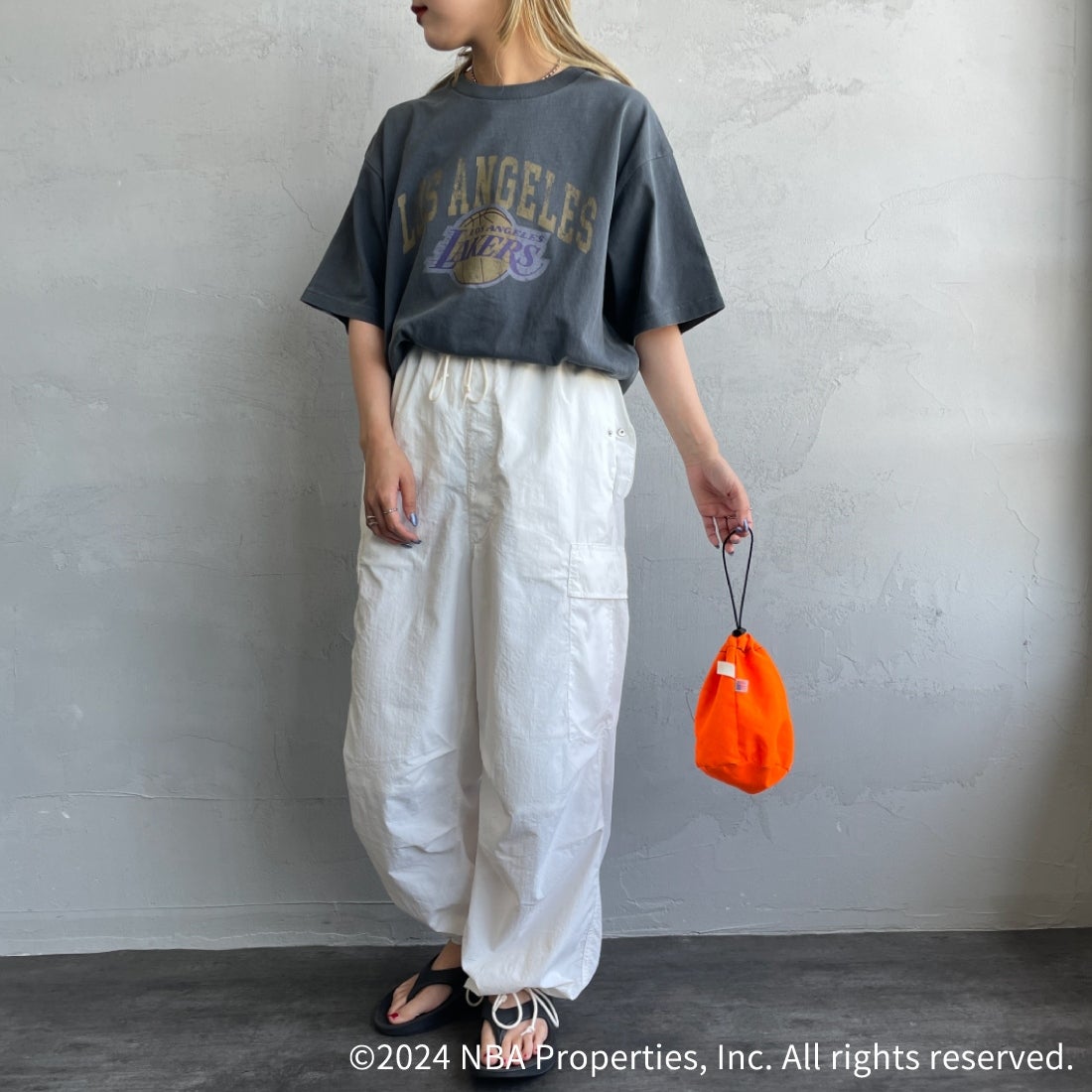 OFF THE COURT BY NBA [オフ ザ コート バイ エヌビーエー] 別注 チームTシャツ [JF-24SS-002-JF] BLK LAKERS &&モデル身長：156cm 着用サイズ：S&&