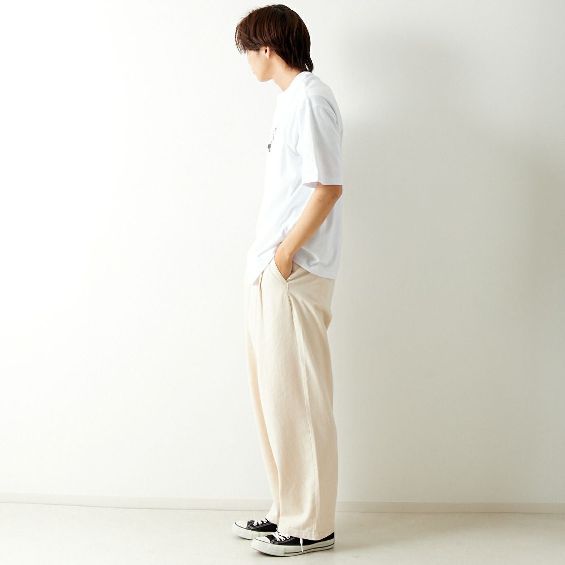 33Degrees [サーティースリーディグリーズ] 髭おじさんサガラ刺繍半袖Tシャツ [TDR-242-024] H WHITE &&モデル身長：179cm 着用サイズ：L&&