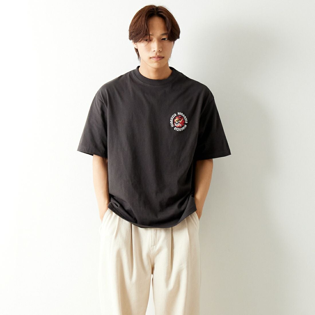 33Degrees [サーティースリーディグリーズ] 髭おじさんサガラ刺繍半袖Tシャツ [TDR-242-024] A BLACK &&モデル身長：179cm 着用サイズ：M&&