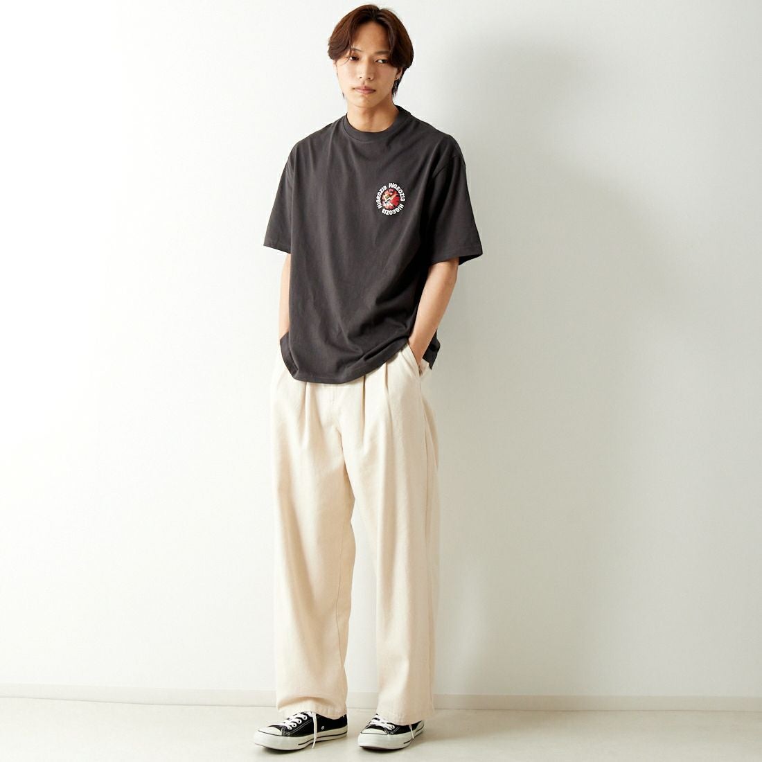 33Degrees [サーティースリーディグリーズ] 髭おじさんサガラ刺繍半袖Tシャツ [TDR-242-024] A BLACK &&モデル身長：179cm 着用サイズ：M&&