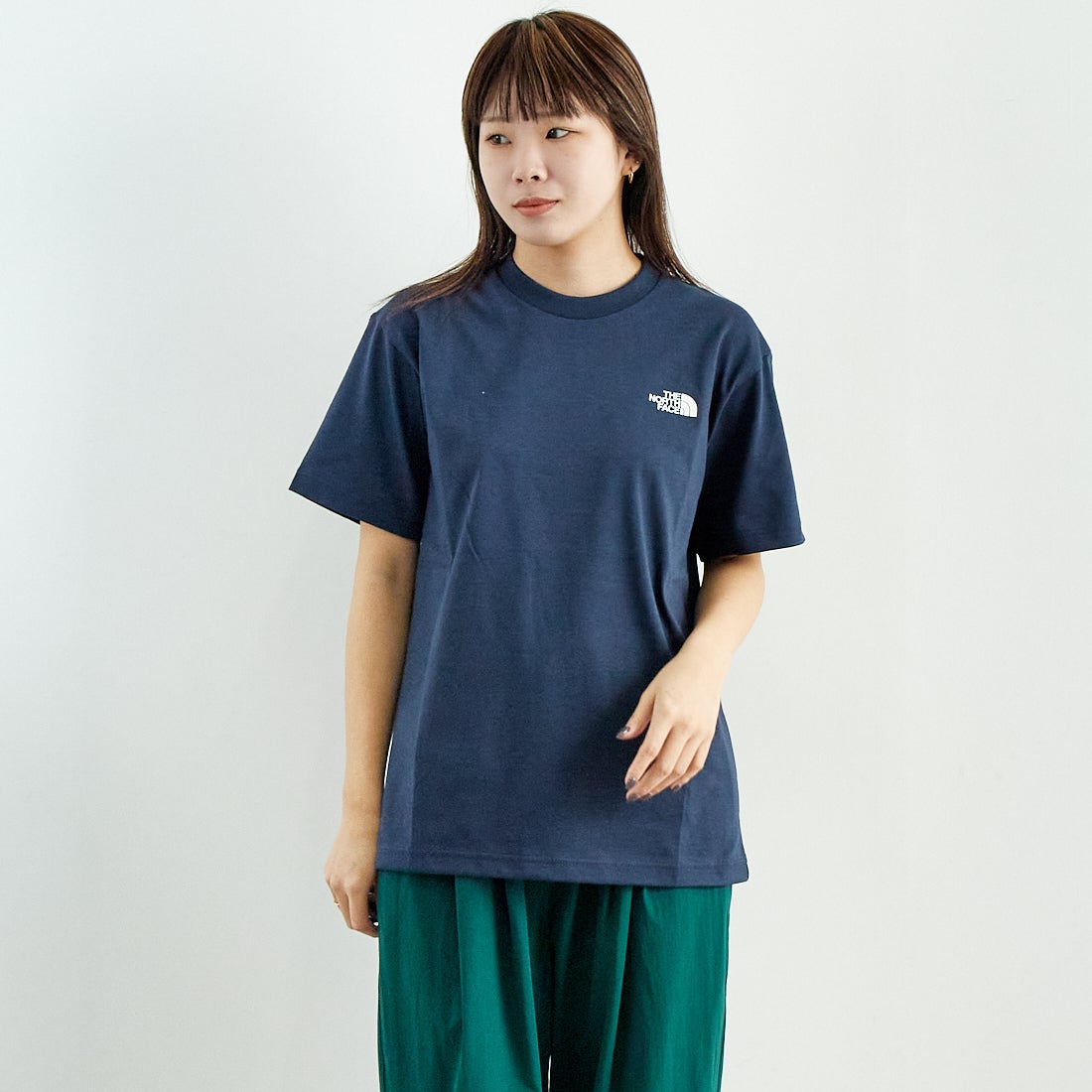 THE NORTH FACE [ザ ノースフェイス] ショートスリーブ バンダナスクエアロゴTシャツ [NT32446] UN &&モデル身長：167cm 着用サイズ：S&&