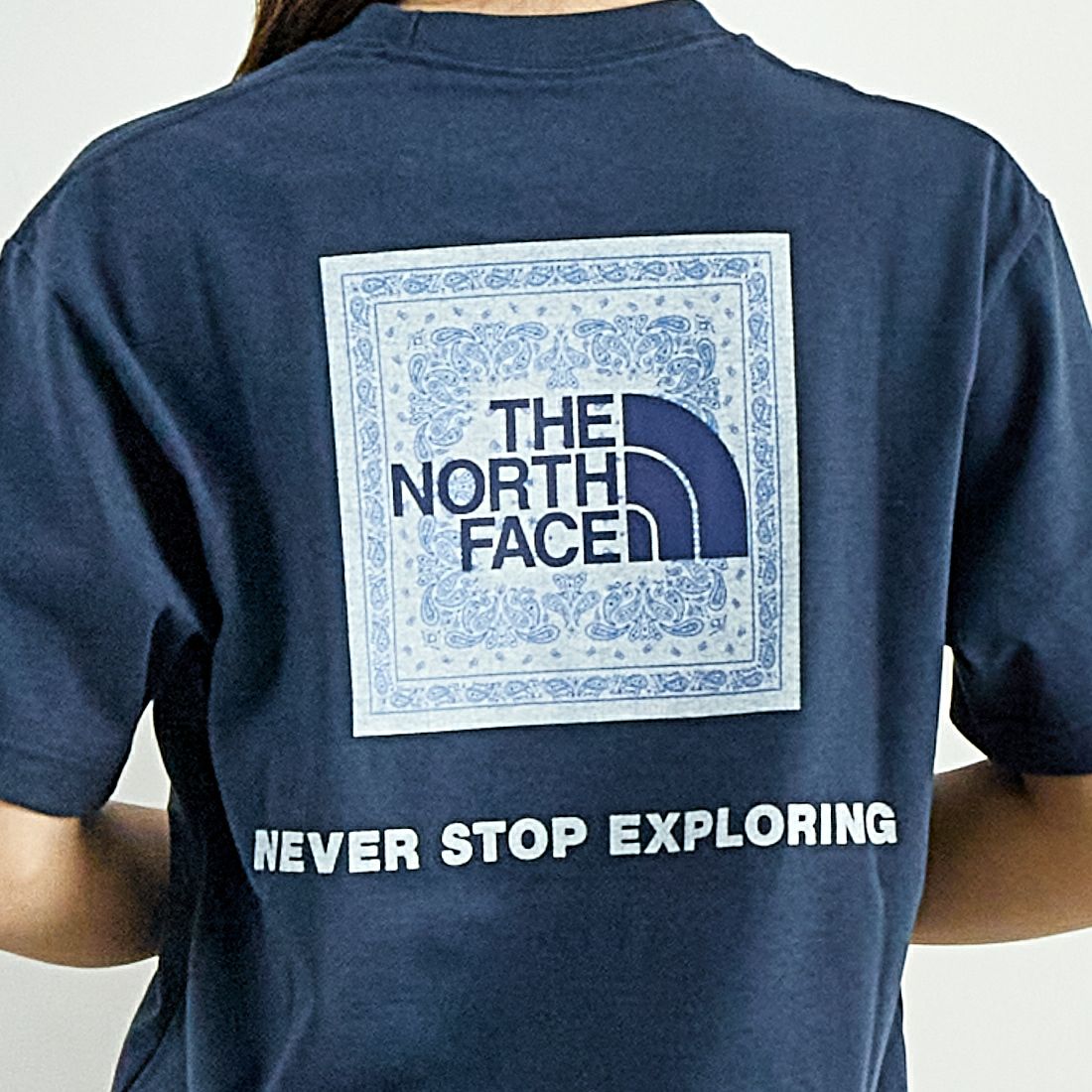 THE NORTH FACE [ザ ノースフェイス] ショートスリーブ バンダナスクエアロゴTシャツ [NT32446] UN &&モデル身長：167cm 着用サイズ：S&&