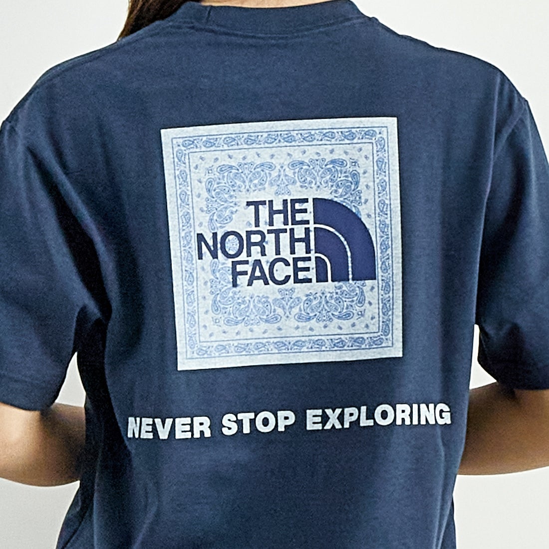 THE NORTH FACE [ザ ノースフェイス] ショートスリーブ バンダナスクエアロゴTシャツ [NT32446] UN &&モデル身長：167cm 着用サイズ：S&&