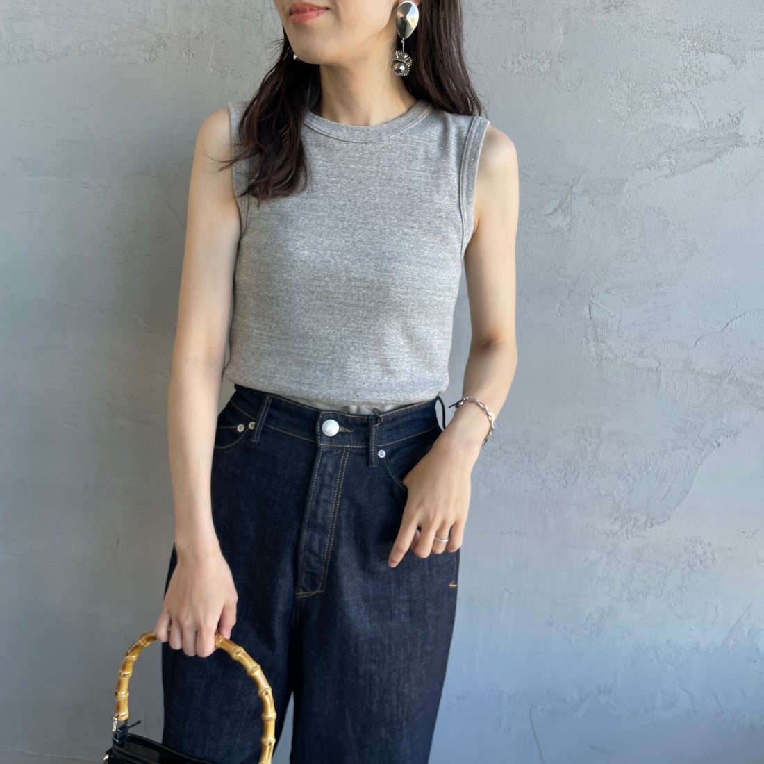 THE SHINZONE [ザ シンゾーン] サーキュラーリブ ノースリーブTシャツ [24MMSCU07] 06 GRAY &&モデル身長：160cm 着用サイズ：F0&&