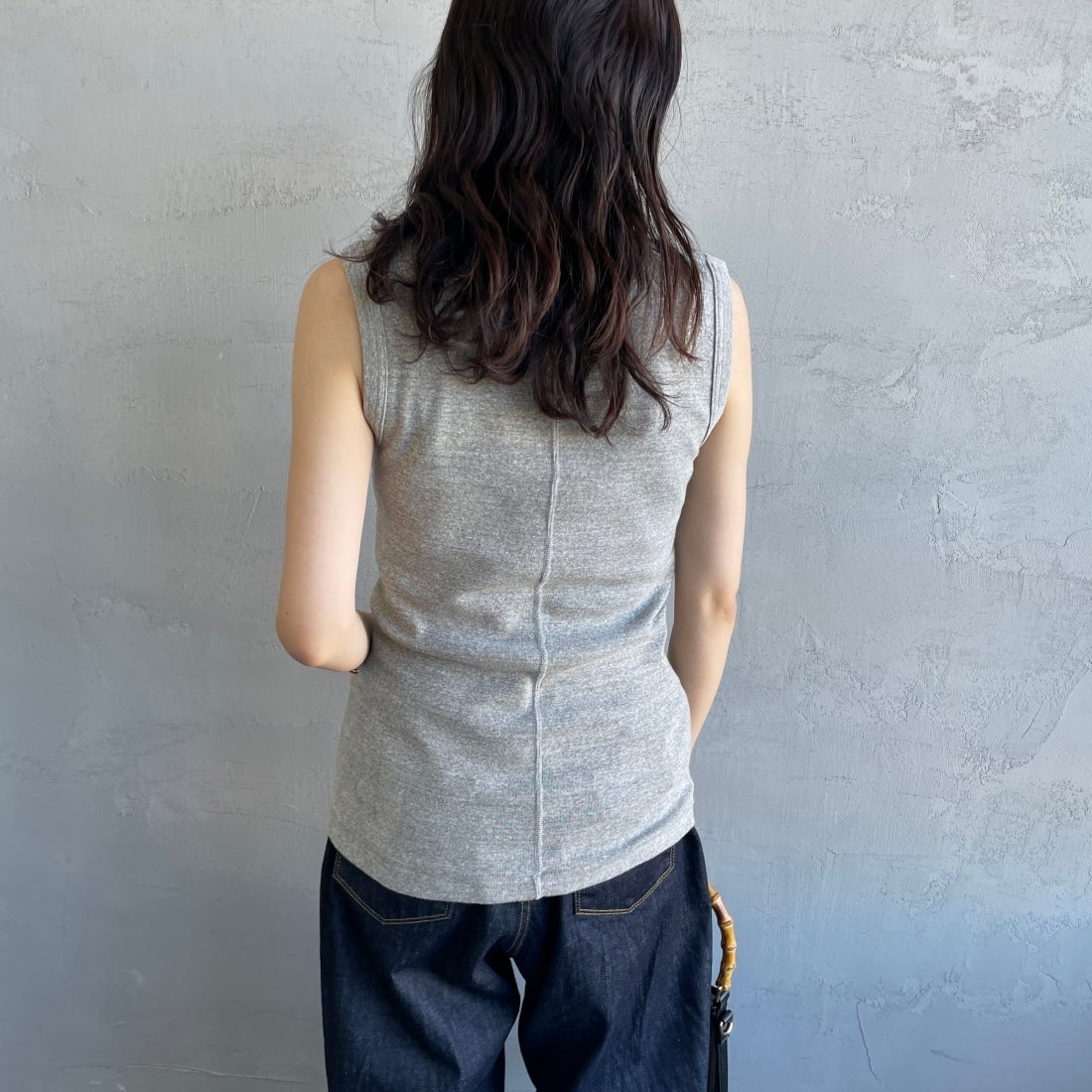 THE SHINZONE [ザ シンゾーン] サーキュラーリブ ノースリーブTシャツ [24MMSCU07] 06 GRAY &&モデル身長：160cm 着用サイズ：F0&&