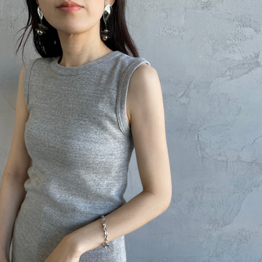 THE SHINZONE [ザ シンゾーン] サーキュラーリブ ノースリーブTシャツ [24MMSCU07] 06 GRAY &&モデル身長：160cm 着用サイズ：F0&&