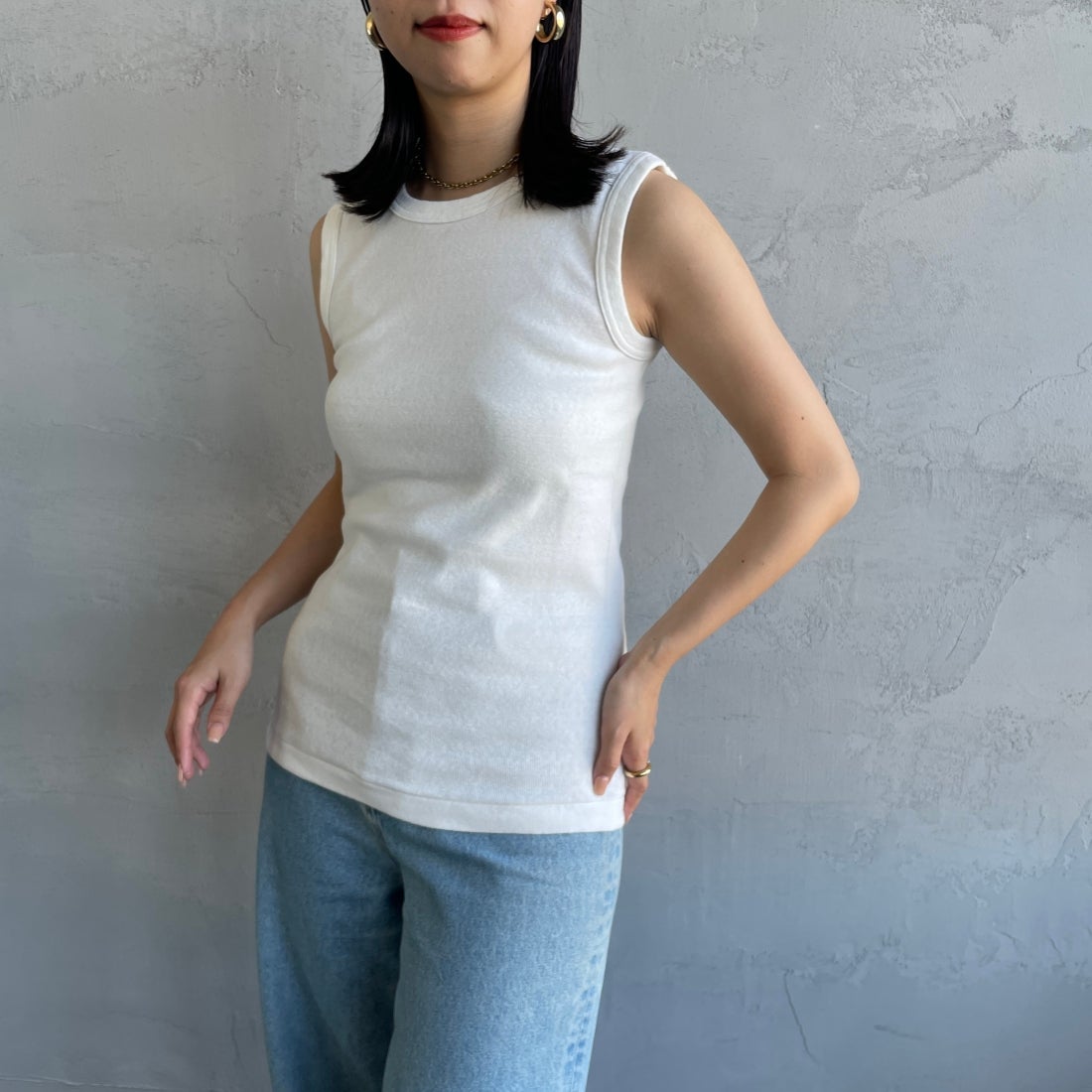 THE SHINZONE [ザ シンゾーン] サーキュラーリブ ノースリーブTシャツ [24MMSCU07] 01 WHITE &&モデル身長：163cm 着用サイズ：F0&&