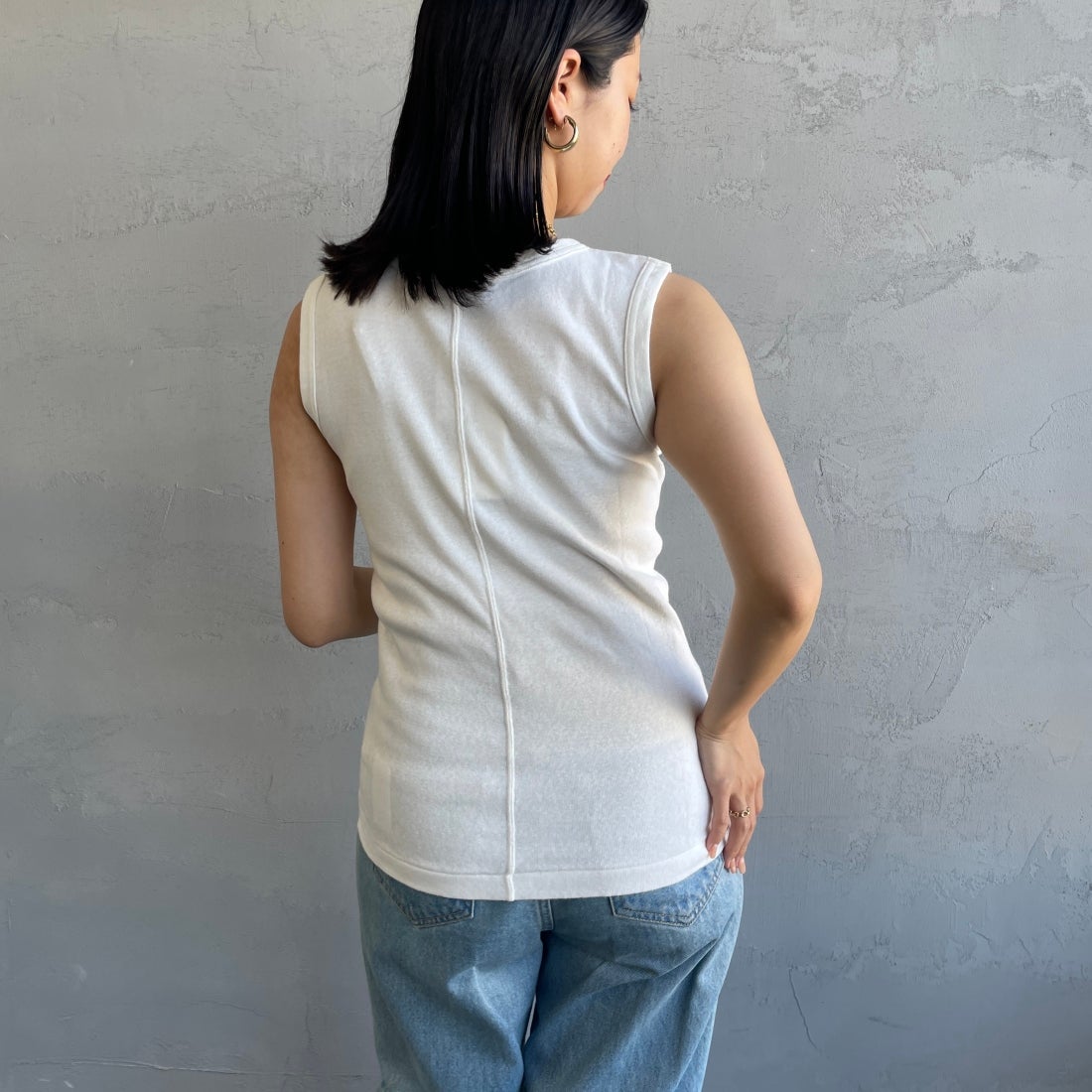 THE SHINZONE [ザ シンゾーン] サーキュラーリブ ノースリーブTシャツ [24MMSCU07] 01 WHITE &&モデル身長：163cm 着用サイズ：F0&&