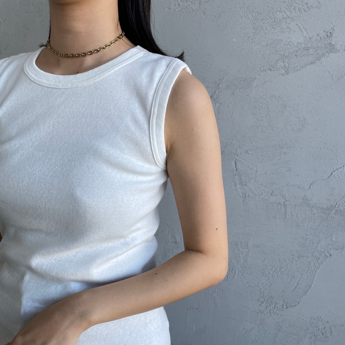 THE SHINZONE [ザ シンゾーン] サーキュラーリブ ノースリーブTシャツ [24MMSCU07] 01 WHITE &&モデル身長：163cm 着用サイズ：F0&&
