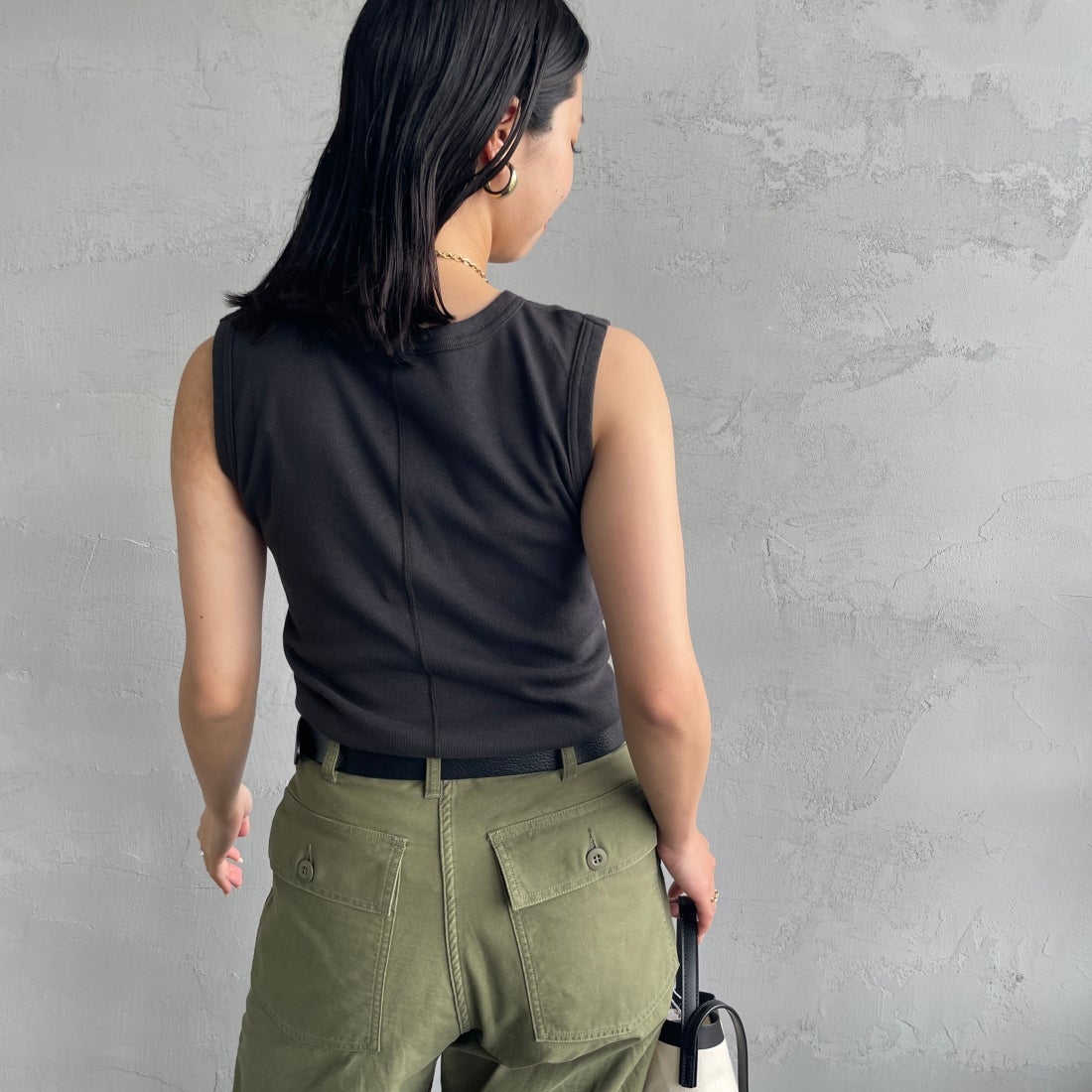 THE SHINZONE [ザ シンゾーン] サーキュラーリブ ノースリーブTシャツ [24MMSCU07] 07 BLACK &&モデル身長：163cm 着用サイズ：F0&&