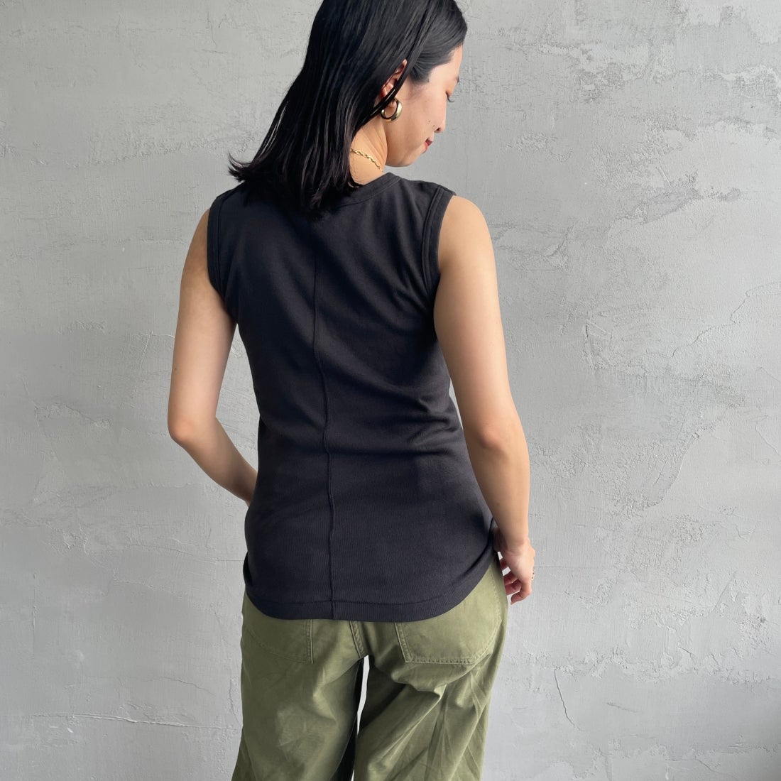 THE SHINZONE [ザ シンゾーン] サーキュラーリブ ノースリーブTシャツ [24MMSCU07] 07 BLACK &&モデル身長：163cm 着用サイズ：F0&&