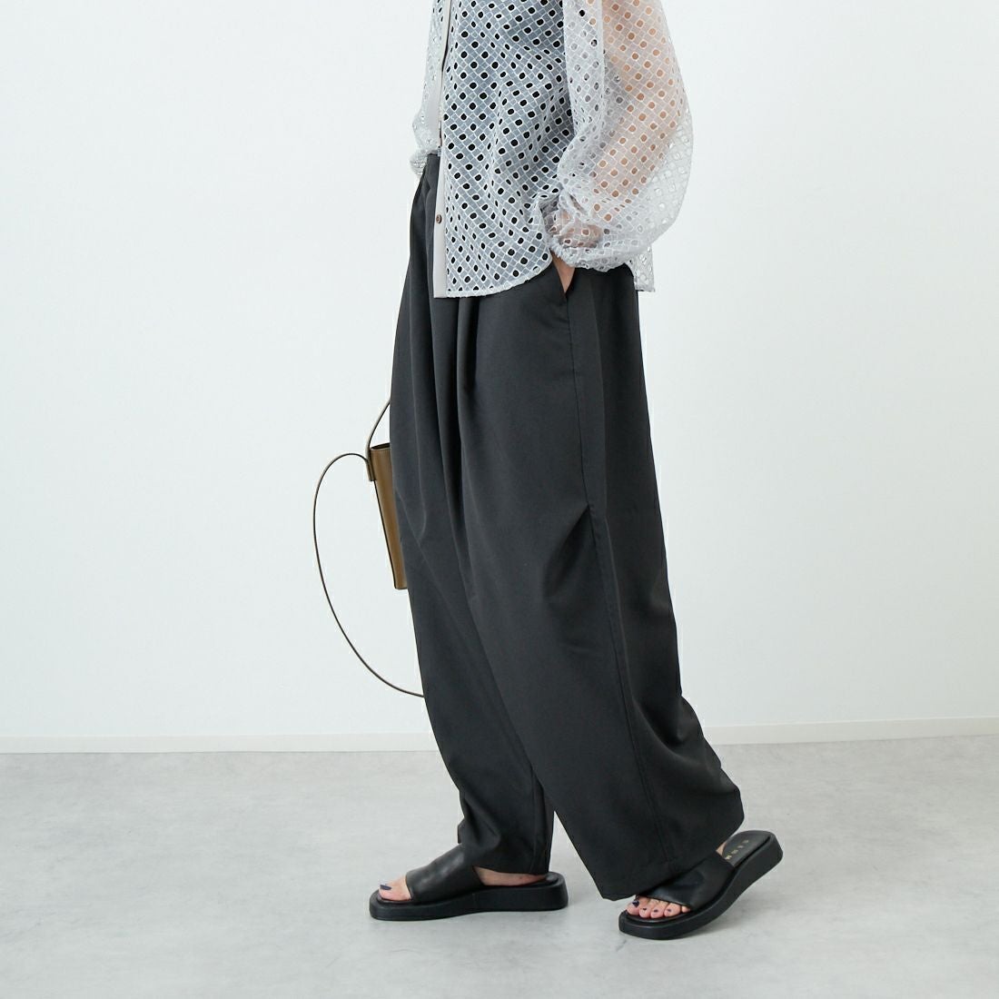 mizuiro ind [ミズイロインド] ワイドカーゴパンツ [1-260016] 93 D.GRAY &&モデル身長：160cm 着用サイズ：F&&