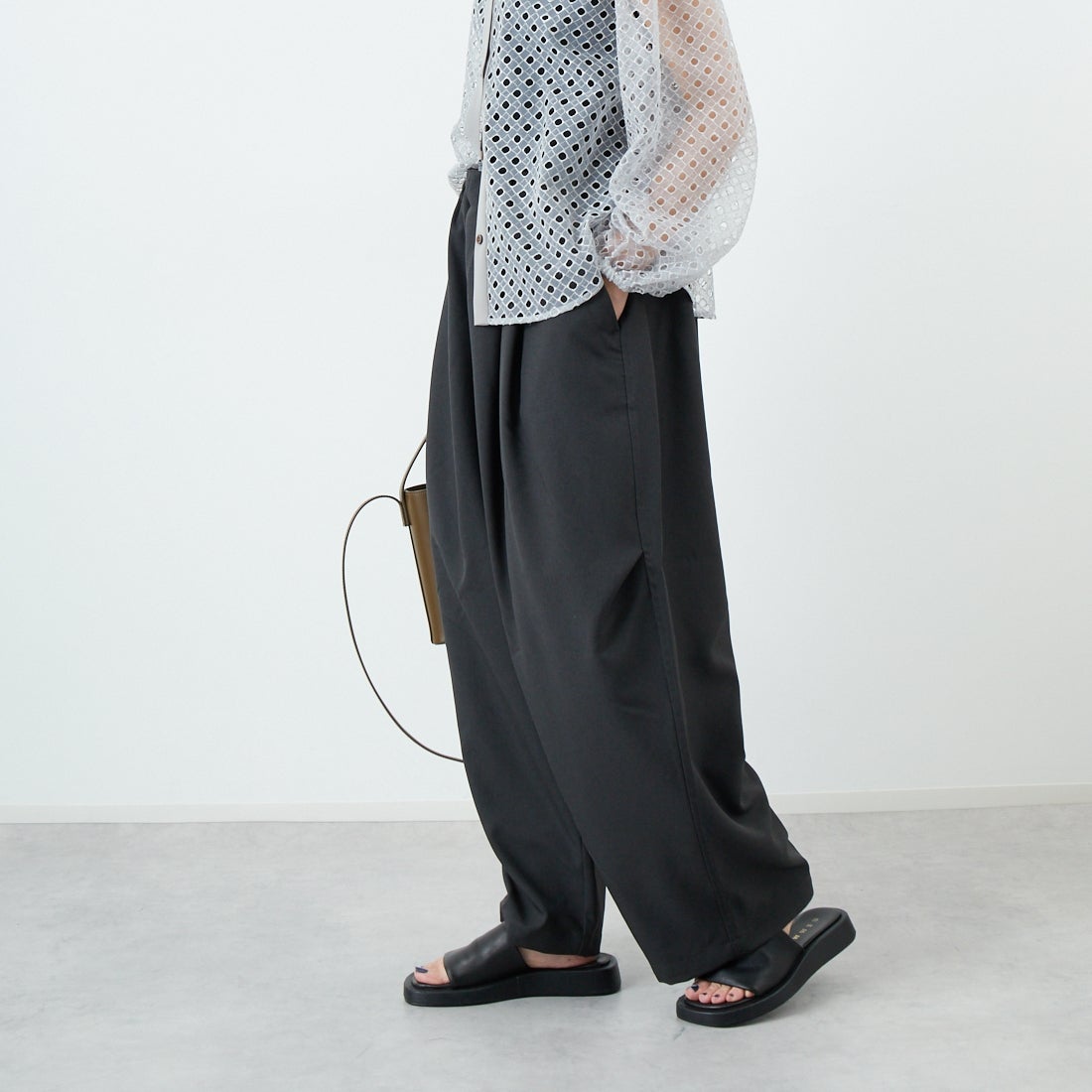 mizuiro ind [ミズイロインド] ワイドカーゴパンツ [1-260016] 93 D.GRAY &&モデル身長：160cm 着用サイズ：F&&