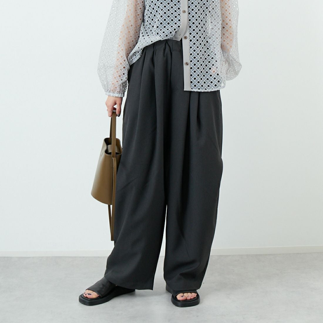 mizuiro ind [ミズイロインド] ワイドカーゴパンツ [1-260016] 93 D.GRAY &&モデル身長：160cm 着用サイズ：F&&