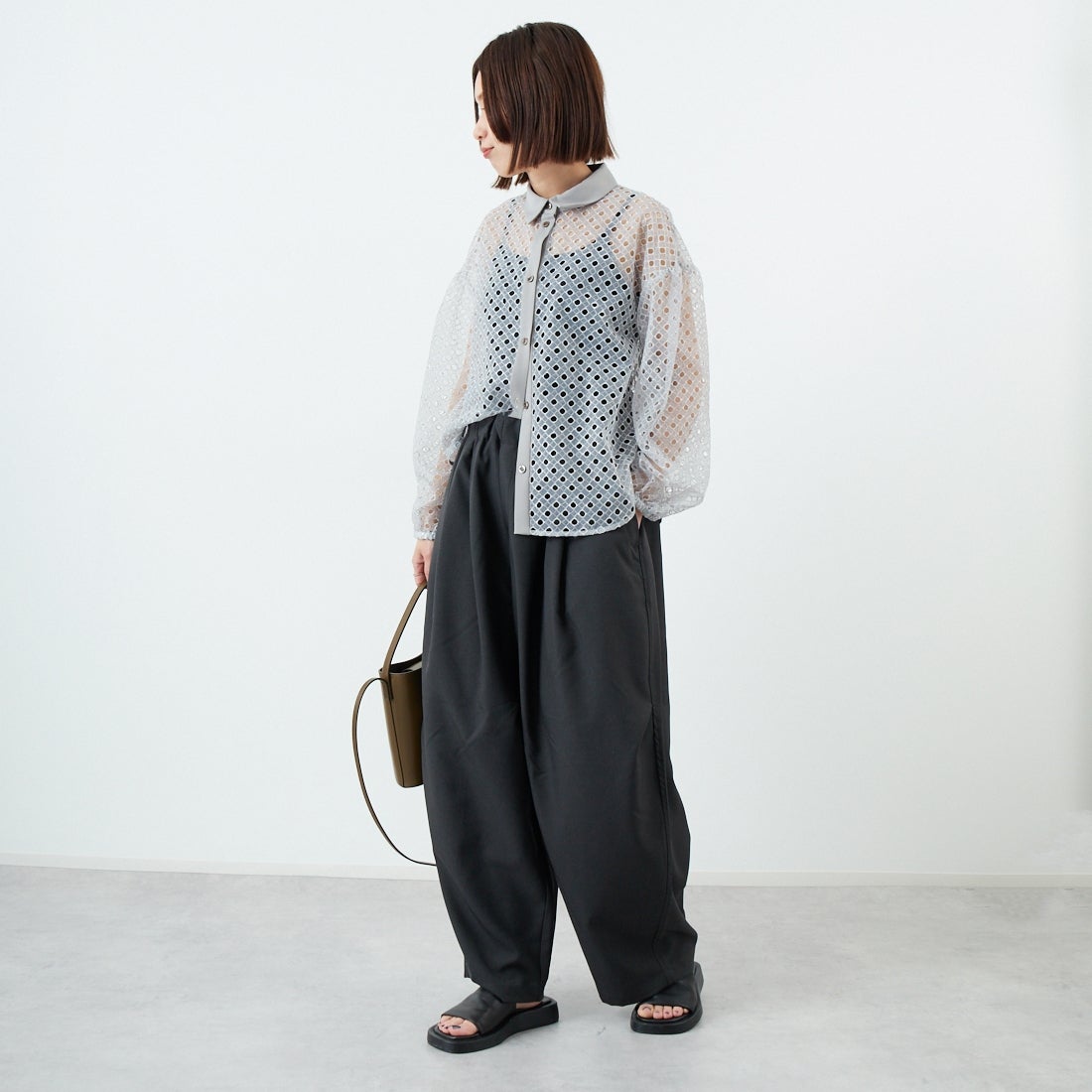 mizuiro ind [ミズイロインド] ワイドカーゴパンツ [1-260016] 93 D.GRAY &&モデル身長：160cm 着用サイズ：F&&