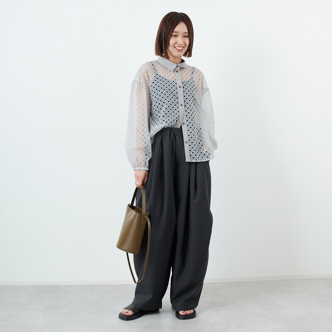 mizuiro ind [ミズイロインド] ワイドカーゴパンツ [1-260016] 93 D.GRAY &&モデル身長：160cm 着用サイズ：F&&