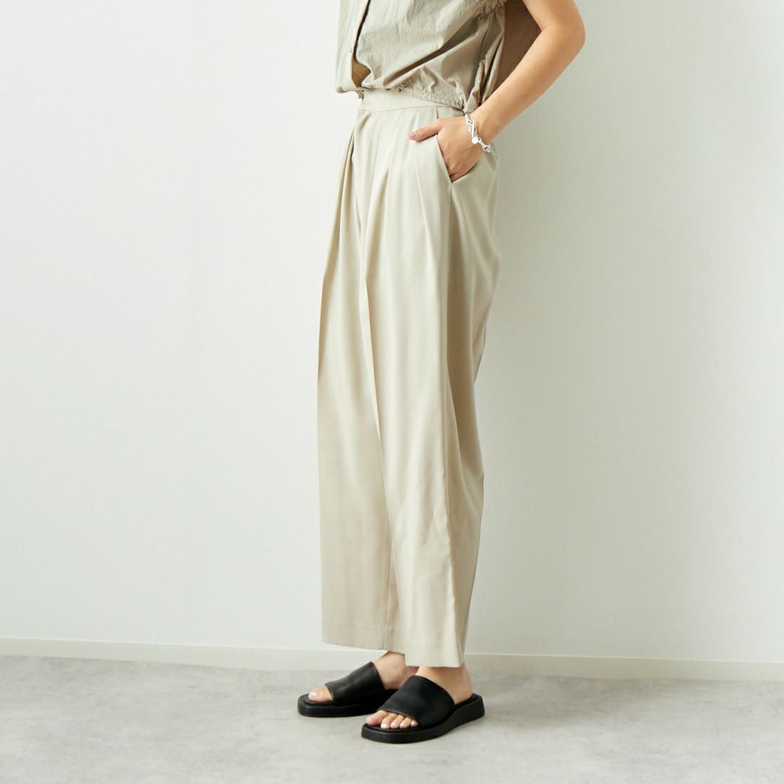 Jeans Factory Clothes [ジーンズファクトリークローズ] メニータックパンツ [21242057] 033 ﾍﾞｰｼﾞｭ &&モデル身長：167cm 着用サイズ：36&&