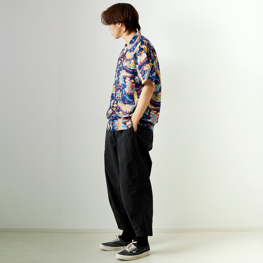 SUN SURF [サンサーフ] レーヨンハワイアンシャツ [SS39226] 128 NAVY &&モデル身長：179cm 着用サイズ：L&&