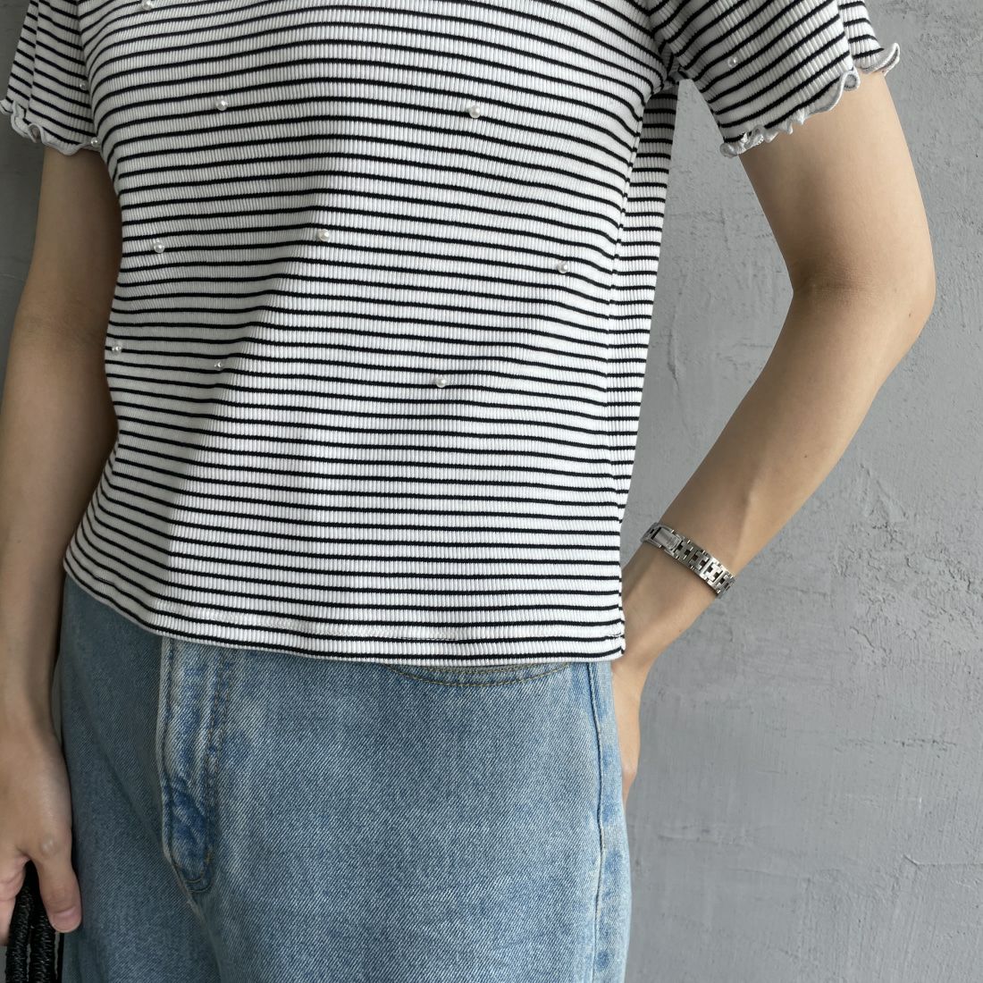 By/m [バイエム] クロップド丈 パールデザインカットソー [24112100] 50 OFF/BLK &&モデル身長：160cm 着用サイズ：F&&