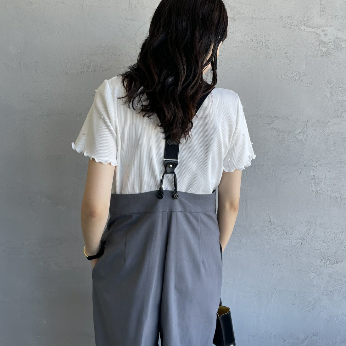 By/m [バイエム] クロップド丈 パールデザインカットソー [24112100] 02 OFF &&モデル身長：160cm 着用サイズ：F&&