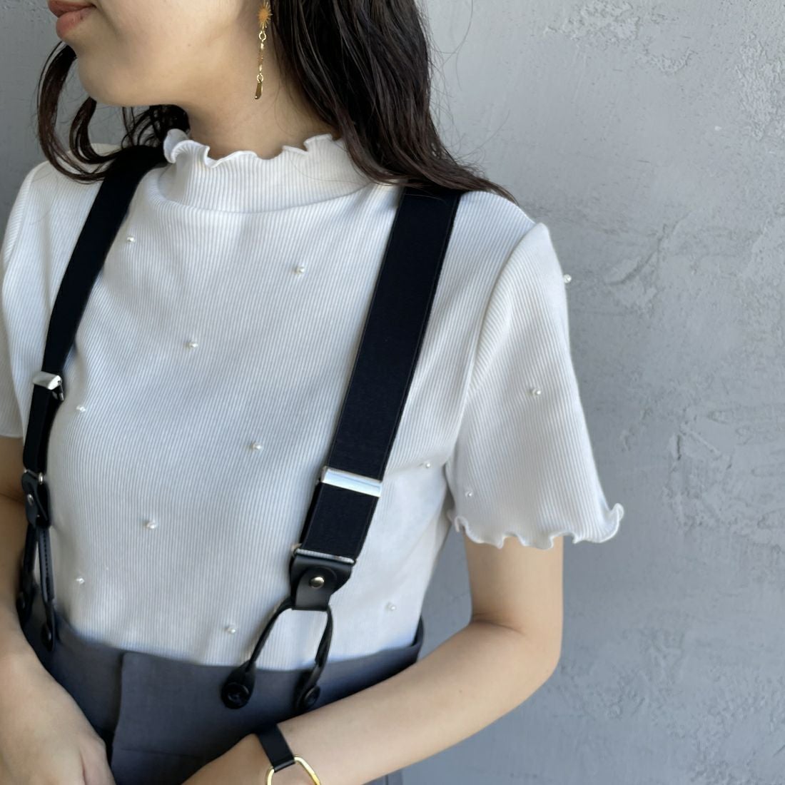 By/m [バイエム] クロップド丈 パールデザインカットソー [24112100] 02 OFF &&モデル身長：160cm 着用サイズ：F&&