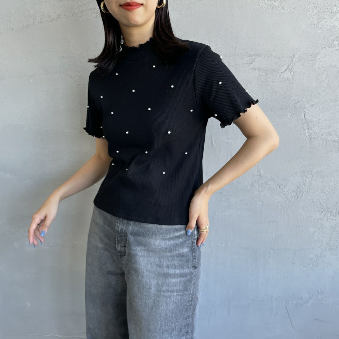 By/m [バイエム] クロップド丈 パールデザインカットソー [24112100] 09 BLACK &&モデル身長：163cm 着用サイズ：F&&