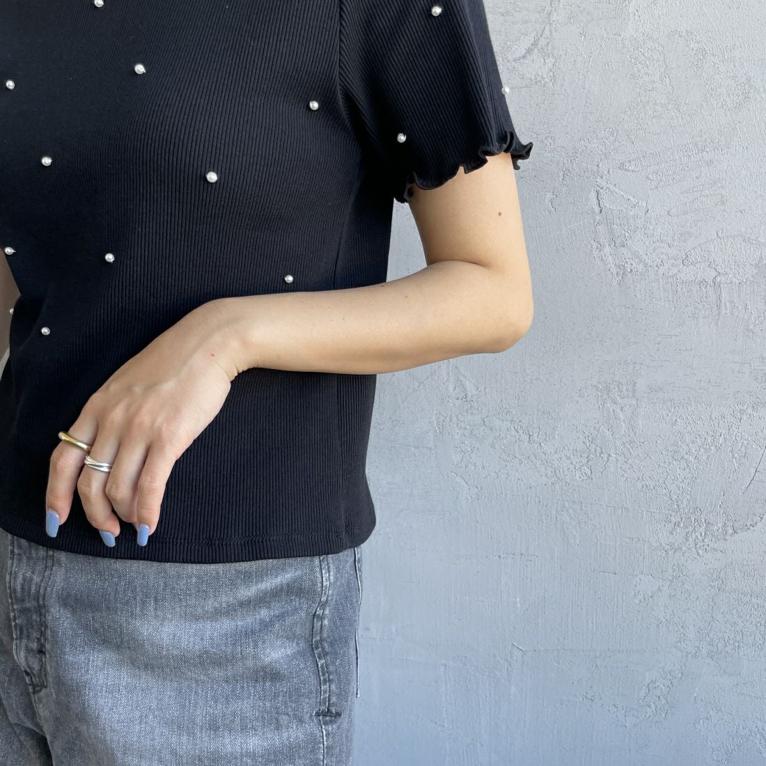 By/m [バイエム] クロップド丈 パールデザインカットソー [24112100] 09 BLACK &&モデル身長：163cm 着用サイズ：F&&