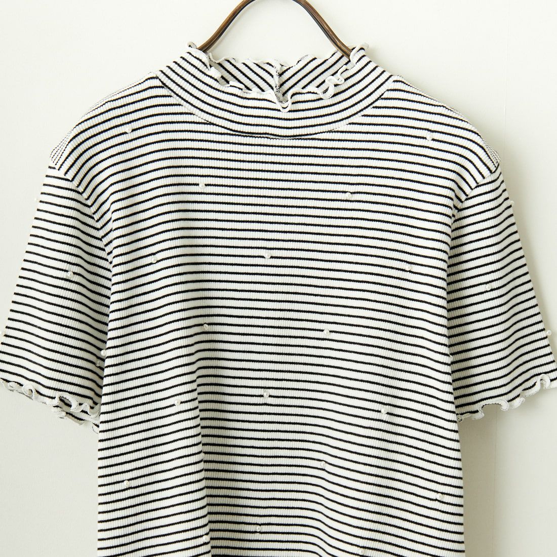 By/m [バイエム] クロップド丈 パールデザインカットソー [24112100] 50 OFF/BLK