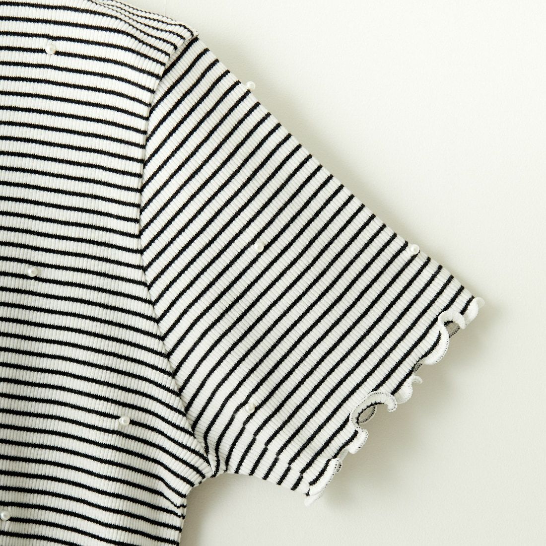 By/m [バイエム] クロップド丈 パールデザインカットソー [24112100] 50 OFF/BLK